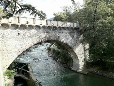 Ponte-romano-sul-Passirio che collega i parchi di Maia Alta