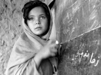 Ragazzina afgana frequenta una delle migliaia di scuole di base costruite nei villaggi con l’aiuto dell’ONU, 
Nangarhar, Afghanistan, 24 aprile 2008 © courtesy UN Photo/Roger Lemoyne