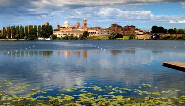 Mantova vista dal lago