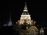 La Cappella della Sindone a Torino illuminata di sera fino al 6 gennaio