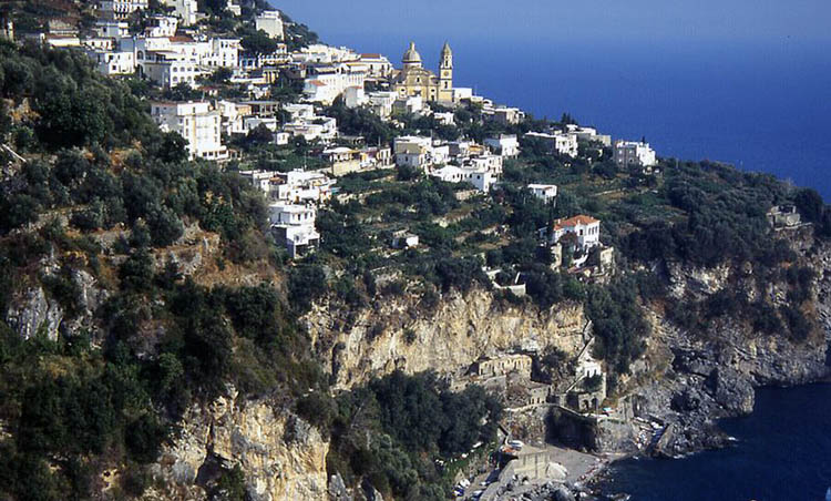 Grotta del diavolo Praiano foto Joergsam