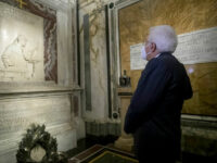 Sergio Mattarella in visita alla tomba di Dante  per l'inaugurazione del Settecentenario della morte del poeta