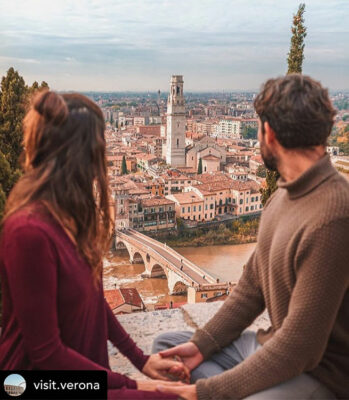 Verona-in-Love-coppia-guarda-la-città-dall'alto