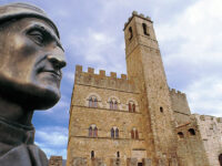 Il busto di Dante davanti al Castello di Poppi (ph. © A. Ferrini)