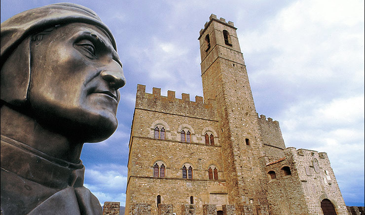 Casentino Busto-di-Dante-e-il-castello-poppi-ph-©-A-Ferrini