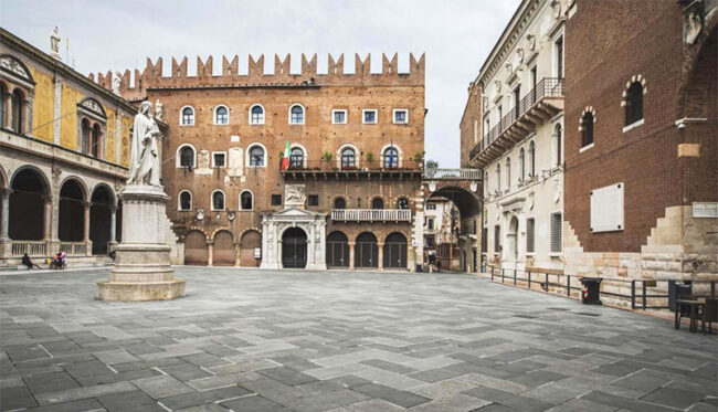 Verona, Piazza dei Signori con la statua di Dante
