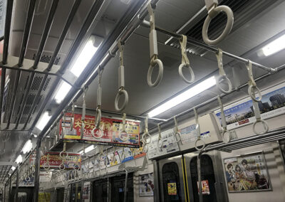 Vagone-della-metro-a-Tokyo-proprio-non-si-può-cadere
