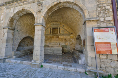 Palazzo della Principessa di Solofra (XVIII-secolo), fontana con lavatoio del 1457 (ph. © 2021 emilio dati)
