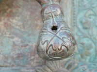 Troia, battente del portale di bronzo principale della Cattedrale (ph. © 2021 emilio dati)