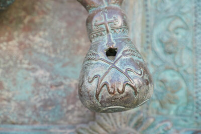 Troia, battente del portale di bronzo principale della Cattedrale (ph. © 2021 emilio dati)