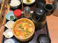 Osaka, cena a base di riso, salmone e verdure