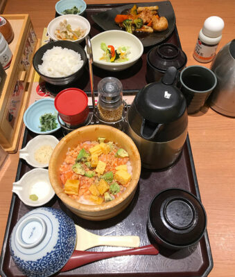 Osaka, cena a base di riso, salmone e verdure