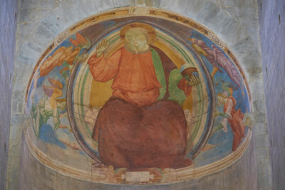 Affresco del 1506 di Bernardino del Signoraccio - Dio sorretto da quattro angeli (2021 © emilio dati - mondointasca)