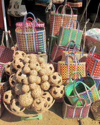 Bancarella di borse artigianali e palle in rattan per il gioco del chinlone (ph. giulia fraschini © – mondointasca.