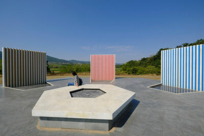 Installazione "Muri Fontane a tre colori per un esagono", opera di Daniel Buren (2011) (foto © emilio dati – mondointasca.it)