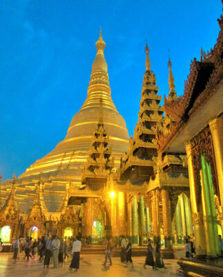 Shwedagon-Paya-e-i-suoi-99-metri-d'altezza-ricoperti-d'oro
