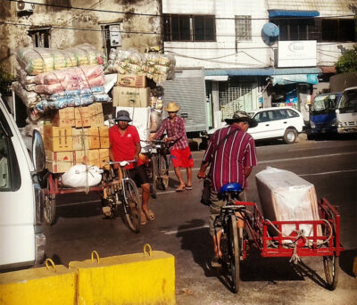 Yangon trasportatori a pedali (ph. giulia fraschini © – mondointasca.it)