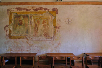 Affreschi cinquecenteschi, chiesa di Santa Maria delle Rose, frazione Ghisiola (foto © emilio dati – mondointasca.it)
