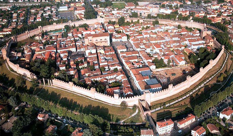 Mura che uniscono Castrum Cittadella dall'alto visibile la forma ellitica del camminamento