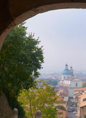 Panorama sulla città e sulla Basilica Santuario di San Luigi Gonzaga (foto © emilio dati – mondointasca.it)