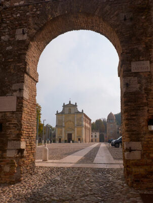 Arco che apre su piazza Castello, e chiesa di San Nicola