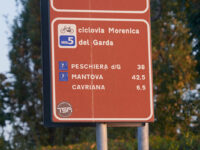 Cartello segnaletico della ciclovia (ph © emilio dati – mondointasca.it)
