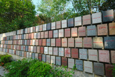 Memoriale della Croce Rossa, formelle con i nomi delle nazioni aderenti all'istituzione (ph © emilio dati – mondointasca.it)