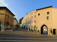 Piazza Castello, con l'antica porta d'accesso (ph © emilio dati – mondointasca)