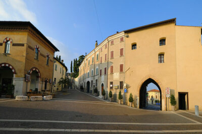 Piazza Castello, con l'antica porta d'accesso (ph © emilio dati – mondointasca)