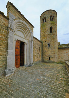 Corridonia Abbazia di San Claudio al Chienti portale dell'impianto ecclesiale superiore (foto © 2022 emilio dati – mondointasca.it)