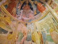 Affreschi nella Basilica romanica di Santa Maria a Pie' di Chienti (foto © 2022 emilio dati – mondointasca.it)