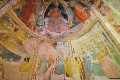 Affreschi nella Basilica romanica di Santa Maria a Pie' di Chienti (foto © 2022 emilio dati – mondointasca.it)