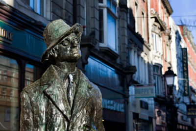James-Joyce-statue,-North-Earl-Street,-Dublin