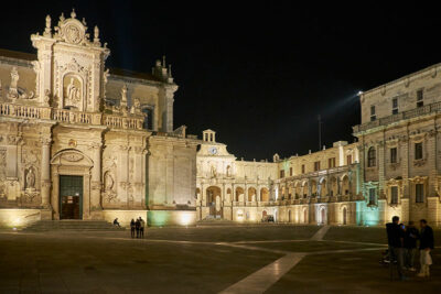 pietra leccese Lecce-piazza-Duomo-di-sera