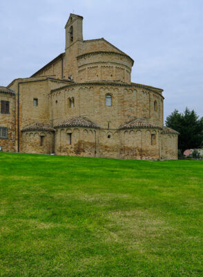 Montecosaro Scalo, Basilica romanica di Santa Maria a Pie' di Chienti (foto © 2022 emilio dati – mondointasca.it)