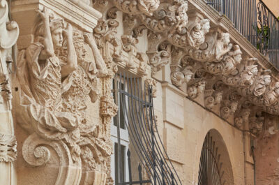 pietra leccese Palazzo Marrese coppie di caratidi e mensole figurate