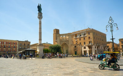 pietra leccese Piazza Sant'Oronzo, Colonna del Santo