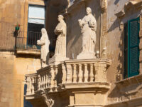 Portali in pietra sormontati da statue (ph. © emilio dati – mondointasca.it)