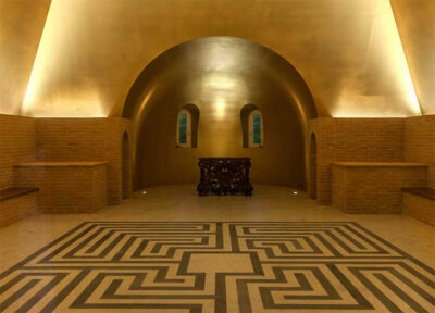 Piramide cappella e-labirinto disegnato sul pavimento