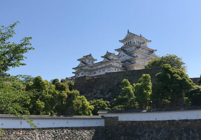 La fortezza di Himeji poggia su robuste mura in pietra