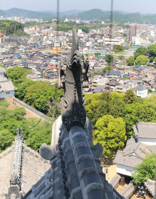 Figura sul tetto e vista di Himeji dal castello (ph b. andreani ©mondointasca.it)