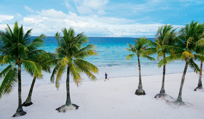 Joggin sulla bianca spiaggia di Boracay, (Ph. Erwin Lim ©EPC)