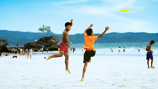 Giocare a frisbee in spiaggia Ph. Erwin Lim ©EPC