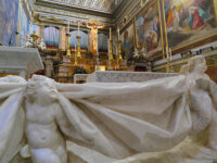 Genazzano, Basilica Santuario Madre del Buon Consiglio, balaustra del Bernini (1954) in marmo di Carrara (ph. © 2022 emilio dati – mondointasca.it)