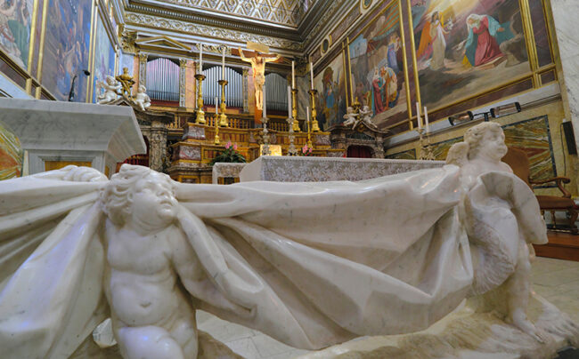 Genazzano, Basilica Santuario Madre del Buon Consiglio, balaustra del Bernini (1954) in marmo di Carrara (ph. © 2022 emilio dati – mondointasca.it)