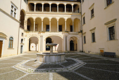Genazzano Castello Colonna, cortile e fontana