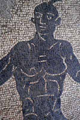 Particolare del mosaico di 45 mq trovato a Villa-Manni. Rappresenta il-mito di Frisso e Elle (ph. ©emilio dati – mondointasca.it)
