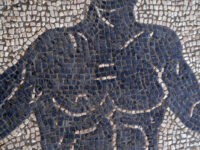 Particolare del mosaico di 45 mq trovato a Villa-Manni. Rappresenta il-mito di Frisso e Elle (ph. ©emilio dati – mondointasca.it)