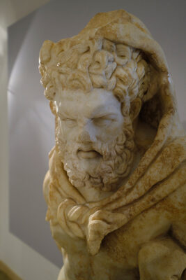 Santuario di Ercole Vincitore statua frammentaria di Ercole (II-I secolo a.C) (Ph. © 2022 emilio dati – mondointasca.it)