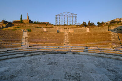 Tivoli Ricostruzione in ferro del frontale del Tempio e il Teatro